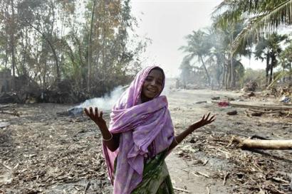 An unidentified woman weeps over the loss of her three children at Tharangambadi, India, Thursday, Jan. 6, 2005. Hundreds of thousands have lost their homes and over 150,000 have lost their lives all across South Asia on Dec. 26, 2004 after a deadly tsunami wiped off coastlines in several countries. [AP]