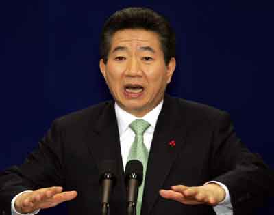 South Korean President Roh Moo-hyun answers a reporter's question during the first news conference of 2005 at the presidential Blue House in Seoul, January 13, 2005. [Reuters]