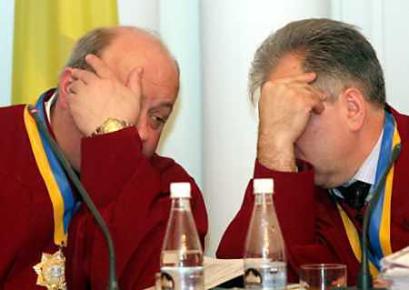 Ukraine's Supreme Court Chairman Anatoly Yarema (L) listens to a judge during a hearing at the court in Kiev, January 19, 2005. Ukraine's Supreme Court upheld Yushchenko's victory in last month's presidential election re-run, clearing the way for his inauguration. [Reuters] 
