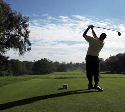 Tom Lehman tees off on the 13th hole during second round play at the Buick Invitational, at Torrey Pines golf course in San Diego, January 21, 2005. [Reuters]