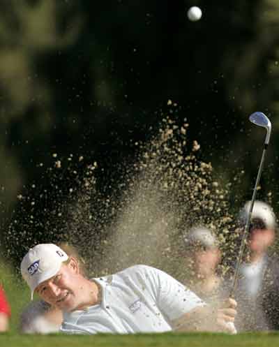 Ernie Els of South Africa chips out of a sand trap on the 12th hole during second round play at the Buick Invitational, at Torrey Pines golf course in San Diego, January 21, 2005. [Reuters]