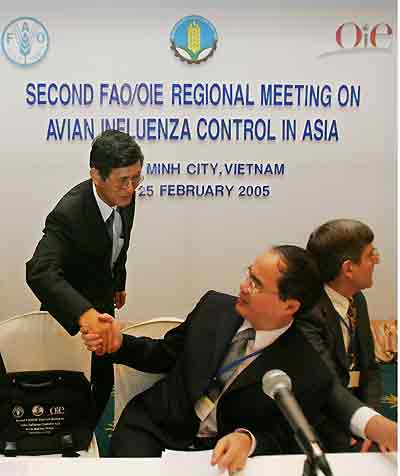 World Health Organization Regional Director Dr. Shigeru Omi (L) greets Vietnam's Nguyen Tien Nhan, Vice-Chairman of the People's Committe of HCMC, at the opening ceremony of a three-day conference on Avian influenza Control in Ho Chi Minh City, February 23, 2005. Asia's deadly bird flu will persist for many years and a global effort is needed to stop the virus from spreading and prevent a human pandemic, the U.N. agency said on Wednesday. [Reuters]