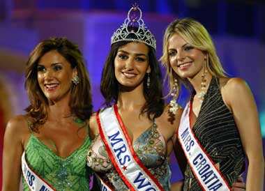 Newly crowned Mrs.World 2005 Sima Bakahr (C) of Israel poses with Mrs.New Zealand Sherin Peace (L) 1st runner-up and Mrs.Croatia Ivana Brnic-Boce (R) 2nd runner-up, for the photographers during a function in Lonavala, 140 km (88 miles) from Bombay February 25, 2005. Bakahr was crowned Mrs.World from 41 contestants around the world. [Reuters]