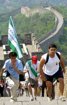 Chinese and American youths scale the Great Wall in Beijing in the Sino-American Youth Great Wall Friendship Relay in this June 3, 2004 file photo. A recent survey found that more half of Chinse believe the US government is trying to contain China. [newsphoto]