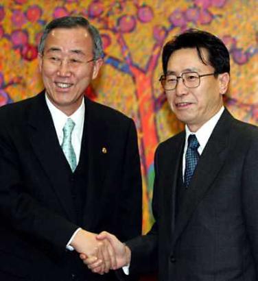 South Korea (news - web sites)'s Foreign Minister Ban Ki-moon (L) greets China's Vice Foreign Minister Wu Dawei in Seoul March 2, 2005. Top Chinese nuclear negotiator Wu arrived in Seoul on Wednesday as five countries involved in talks to end North Korea (news - web sites)'s nuclear ambitions step up diplomatic efforts to bring Pyongyang back to the table. (Lee Jae-Won/Reuters) 