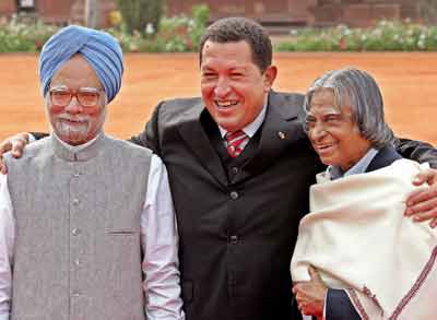 Venezuela's President Hugo Chavez (C) with Indian counterpart A. P. J. Abdul Kalam (R) and Indian Prime Minister Manmohan Singh poses for photographers before his ceremonial welcome in New Delhi March 4, 2005. Chavez is on a four-day long state visit to India. [Reuters]