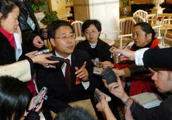 Guo Shuqing, director of the State Administration of Foreign Exchange, answers reporters' questions in this March 7, 2005 photo. Guo was named candidate chairman of the China Construction Bank Ltd Co after the bank's former chairman Zhang Enzhao resigned earlier last week. [newsphoto]