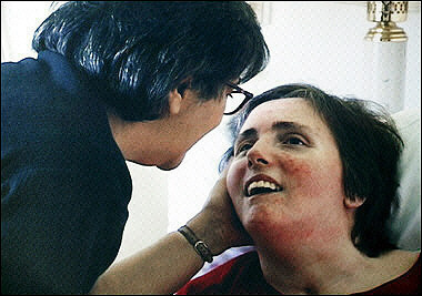 The feeding tube of comatose Florida woman Terri Schiavo(L), seen here in a family picture, was removed after a day of conflicting legal orders and attempted intervention by federal legislators in the case(AFP/Getty Images/File) 