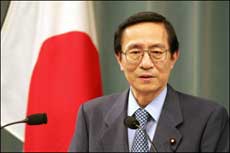 Japan's Chief Cabinet Secretary, Hiroyuki Hosoda, said on the eve of a visit by French President Jacques Chirac that the lifting of the EU arms embargo on China being pushed by France would be a 'big problem' for Asian stability.(AFP
