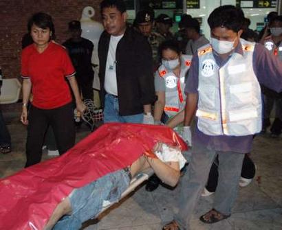 Thai officials carry the body of a bomb victim to a hospital after a bomb explosion at Hat Yai airport in Songkhla province south of Bangkok April 3, 2005. Three bombs exploded almost simultaneously at the airport, a supermarket and a hotel in Thailand's restive Muslim south on Sunday, killing one person and wounding more than 50 others, police and witnesses said. REUTERS/Suraphan Boonthanoom