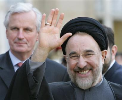 Iranian President Mohammad Khatami waves to reporters as he leaves the Elysees Palace following his meeting with French President Jacques Chirac in Paris, Tuesday April 5, 2005. Visible at left his French foreign minister Michel Barnier. Iranian President Mohammad Khatami said Tuesday after a meeting with his French counterpart, Jacques Chirac, that talks are advancing on his country's nuclear program. (AP Photo / Remy de la Mauviniere) 