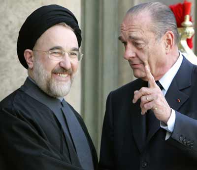 French President Jacques Chirac (R) welcomes Iranian President Mohammad Khatami at the Elysee Palace in Paris April 5, 2005. [Reuters]