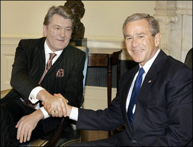 US President George W. Bush (R) meets 04 April 2005 with Ukrainian President Viktor Yushchenko in the Oval Office at The White House in Washington, DC. Bush pledged to help Ukraine join NATO and the World Trade Organization as he rolled out the red carpet for visiting Ukrainian President Viktor Yushchenko.(AFP/Luke Frazza)