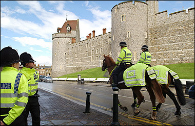 Mounted police pass Windsor Castle. Police said they will investigate a second security breach at Windsor Castle after a 'fake bomb' was apparently driven through the grounds just 72 hours before Prince Charles was due to hold a wedding reception at the estate west of London.(AFP/Eric Feferberg)