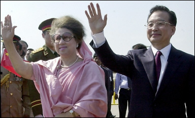 Chinese Premier Wen Jiabao (right) with Bangladesh Prime Minister Khaleda Zia (left) after arriving in Dhaka(AFP/Farjana K. Godhuly) 