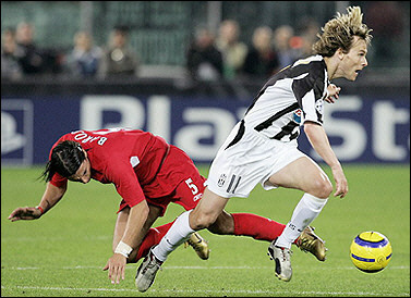 Pavel Nedved(R) of Juventus is challenged by Luis Garcia of Liverpool during their Champion's League quarter-final second leg clash in Turin(AFP/Filippo Monteforte) 