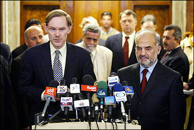 Iraqi Prime Minister designate Ibrahim al-Jaafari (R) and US Deputy Secretary of State Robert Zoellick speak to reporters during the US official's surprise visit to Iraq.(AFP/Pool/Ali Haidar)