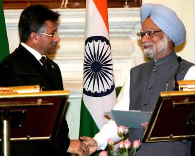 India's Prime Minister Manmohan Singh (R) shakes hands with Pakistan's President Pervez Musharraf after making a joint statement in New Delhi April 18, 2005. Declaring their peace process irreversible, nuclear rivals India and Pakistan agreed on Monday to open up the heavily militarised frontier dividing Kashmir, capping a successful visit by Musharraf. [Reuters]