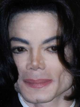 Michael Jackson leaves the courtroom at the Santa Barbara County Courthouse in Santa Maria, California, May 2, 2005. REUTERS