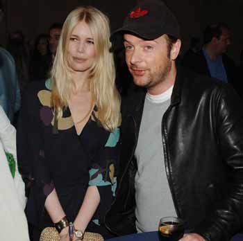 Director-producer of new crime thriller "Layer Cake" Matthew Vaughn (R) and his wife, German model-actress Claudia Schiffer, attend the premiere of the film at the Egyptian Theatre in Los Angeles May 2, 2005. [Reuters]
