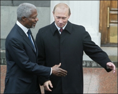 Russian President Vladimir Putin (L) greets United Nations Secretary General Kofi Annan before attending a military parade on Red Square in Moscow, during celebrations marking the 60th anniversary of the Allied victory over Nazi Germany in WW II.