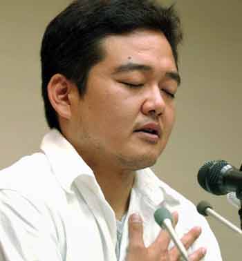 Hironobu Saito, the younger brother of Akihiko Saito who was seized by an Islamic militant group in Iraq, closes his eyes during a news conference in Chiba, east of Tokyo, May 12, 2005. [Reuters]