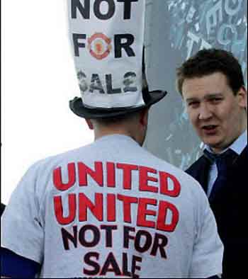 A Manchester United fan protests outside Old Trafford. US tycoon Malcolm Glazer sought to head off mounting fans' anger about his imminent United takeover by declaring himself an 'avid' fan of the celebrated English Premiership side.(AFP