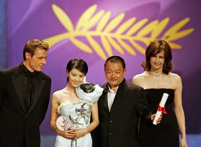 Director Wang Xiaoshuai (2nd R) holds the Jury Prize award for his film "Shanghai Dreams" as he poses with (L to R) awards presenter Lambert Wilson, cast member Gao Yuanyuan and French actress Valerie Lemercier during the awards ceremony at the 58th Cannes Film Festival May 21, 2005.