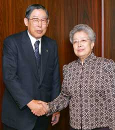 Chinese Vice Premier Wu Yi (R) shakes hands with Hiroshi Okuda, Chairman of the Federation of Economic Organizations (Keidanren), before a luncheon in Tokyo May 23, 2005. Wu cancelled a meeting with Japanese Prime Minister Junichiro Koizumi scheduled for Monday and cut short her trip to Japan due to a "sudden internal commitment", Japanese officials said.