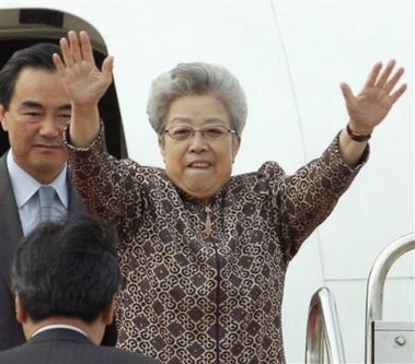 Chinese Vice Premier Wu Yi waves as she leaves Tokyo's Haneda airport for Beijing on Monday, May 23, 2005.