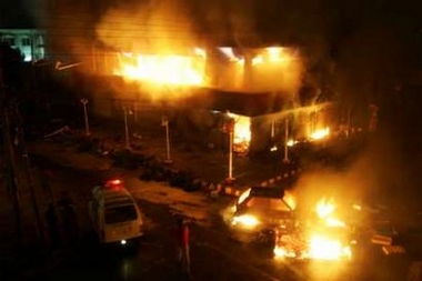 An ambulance leaves the scene of a burning KFC fast food outlet following a suicide bomb attack at a mosque in Karachi May 30, 2005. At least five people, including two assailants, were killed in a suicide bomb attack on Monday at a Muslim mosque in southern Pakistan, the latest religious violence to rock the country, officials said. REUTERS