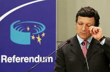 European Commission President Jose Manuel Barroso gestures during a news conference in Brussels June 1, 2005, after the 'No' in the referendum in The Netherlands on the European Union's first constitution.