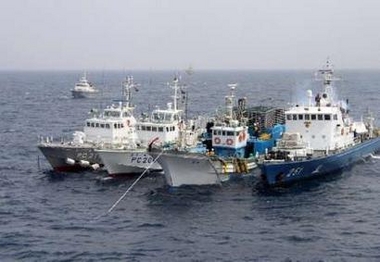 Japan Coast Guard patrol vessels (L, 2nd L) and a South Korean coast guard boat (R) halt a South Korean fishing boat in the Sea of Japan off Tsushima Island, southwestern Japan June 1, 2005. 