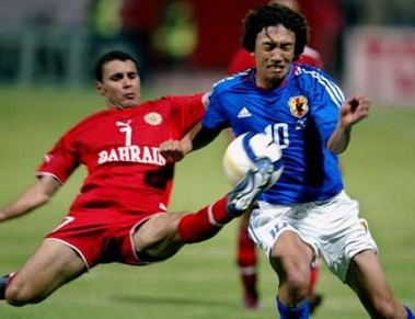 Japan's soccer player Shunsuke Nakamura (R) and Bahrain's Sayed Ebrahim run for the ball during the World Cup soccer qualifying match between Japan and Bahrain at Bahrain National Stadium in Manama, Bahrain June 3, 2005. Japan won 1-0. REUTERS