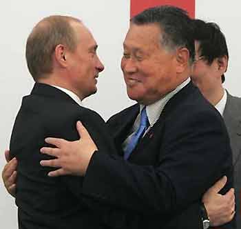 Russian President Vladimir Putin (L) embraces former Japanese Prime Minister Yoshiro Mori in St.Petersburg June 14, 2005. Putin and Mori attended the unveiling of the foundation stone for a new Toyota car factory near St.Petersburg on Tuesday. REUTERS