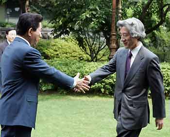 South Korean President Roh Moo-hyun (L) greets Japanese Prime Minister Junichiro Koizumi at the presidential Blue House in Seoul June 20, 2005. Koizumi arrived in Seoul on Monday for a meeting with Roh to try to patch up ties frayed by disputes over their countries' bitter history. [Reuters]