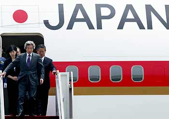Japanese Prime Minister Junichiro Koizumi arrives at a military airport south of Seoul June 20, 2005. Koizumi arrived in Seoul on Monday for a two-day visit. REUTERS