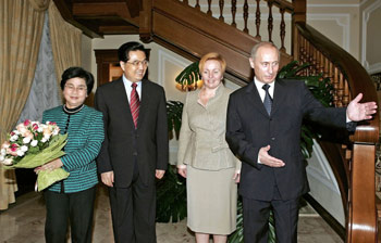 Russian President Vladimir Putin (R) and Chinese President Hu Jintao greet each other as they meet at a presidential residence Novo-Ogaryovo outside Moscow, June 30, 2005. Chinese President Hu Jintao began a four-day visit to Russia hoping to secure access to more crude oil and gas to fuel his country's booming economy. [Reuters]