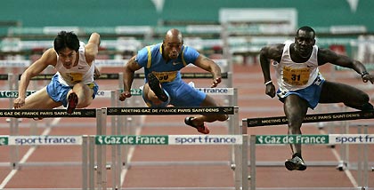 France's Ladji Doucoure (R) takes a hurdle as he goes on to win the men's 110m hurdles against Dominique Arnold (C) of the U.S. and China's Liu Xiang at the Paris Golden League meeting at the Stade de France in Saint Denis, near Paris July 1, 2005.[Reuters]