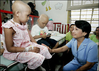 Philippine President Gloria Arroyo talks to Princess Quilana(L), an eight-year-old who is suffering from acute lymphocytic leukemia during a visit to the Philippine General Hospital Cancer Institute in Manila.(AFP