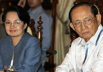 Philippine President Gloria Macapagal Arroyo (L) attends a meeting with former president Fidel Ramos at the Malacanang presidential palace in Manila July 9, 2005. [Reuters]