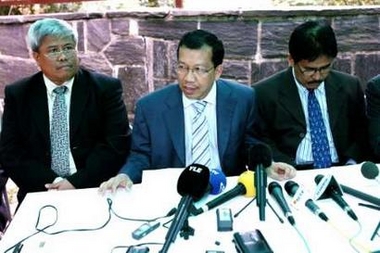 Indonesian negotiators Farid Husein (L), Hamid Awaluddin (C) and Sofyan Djalil attends a news conference in Helsinki, Finland, July 17, 2005. Indonesia and Aceh rebels will sign a truce on August 15 after agreeing on Sunday a formula for ending the 30-year-old conflict that has cost 12,000 lives in the province devastated by last December's tsunami. 