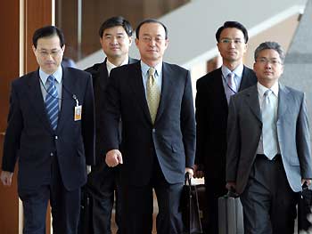 Song Min-soon (C), South Korea's Deputy Foreign Minister and top negotiator for the six-party talks, departs for Beijing from an airport in Inchon, west of Seoul, July 23, 2005.