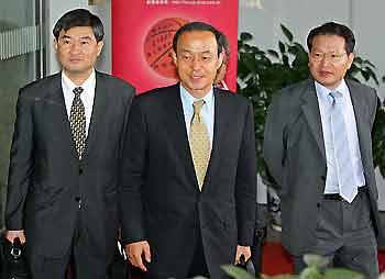 Song Min-soon (C), South Korea's Deputy Foreign Minister and top negotiator for the six-party, arrives at Beijing airport July 23, 2005. Agreeing a peace treaty to replace the armistice that ended the 1950-1953 Korean War would resolve the nuclear crisis on the Korean peninsula, a spokesman for North Korea's Foreign Ministry said on Friday. The fourth round of six-party talks will open in Beijing on July 26. REUTERS