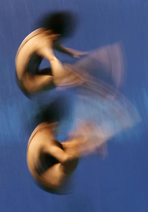 China's Li Ting and Guo Jingjing dive in the women's 3m synchronized springboard diving event finals at the World Aquatic Championships in Montreal July 24, 2005. China won the gold medal in the event. [Reuters]