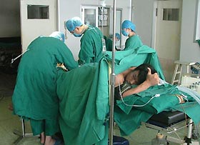 Zhao Hongbo receives a surgery in Beijing on August 9, 2005. [sina]