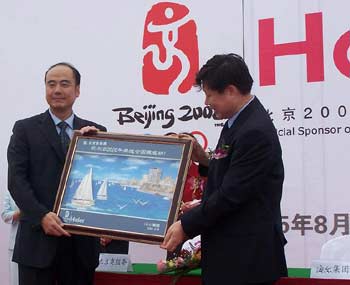 Wan Wei (L), vice executive chairman of the Organizing Committee of the 2008 Olympic Games (BOCOG) and Zhang Ruimin, CEO of Haier Group, hold a souvenir after the household appliance giant signed a deal with the BOCOG to become the official white goods sponsor of the games in Qingdao, a coastal city in East China's Shandong Province, Friday, August 12, 2005. [newsphoto]