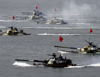 Amphibious tanks taking part in the Sino-Russia joint military exercise are seen in waters near East China's Shandong peninsula August 20, 2005. Some 10,000 Chinese and Russian troops launched the second stage of their countries' first-ever military exercises on Saturday in a demonstration of the strengthening ties between the two giant neighbours. [newsphoto]