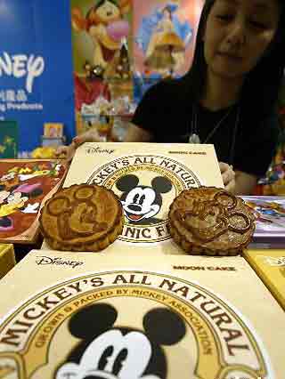 A girl shows Mickey moon cake. [CRIENGLISH]