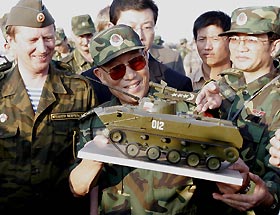 Cao Gangchuan (centre), Chinese defence minister, receives a model tank from the commander of Russian tank forces yesterday. Russian Defence Minister Sergei Ivanov (left) smiles beside him.